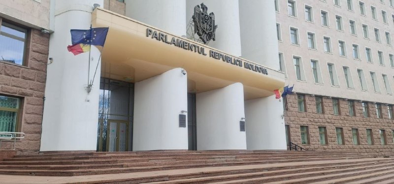 Табличка на русском языке демонтирована у входа в парламент Молдовы