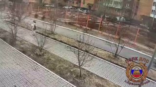 Ребенок на электросамокате сбил сверстника на школьном дворе