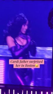 Карди Би извинилась перед родителями за откровенный танец на концерте