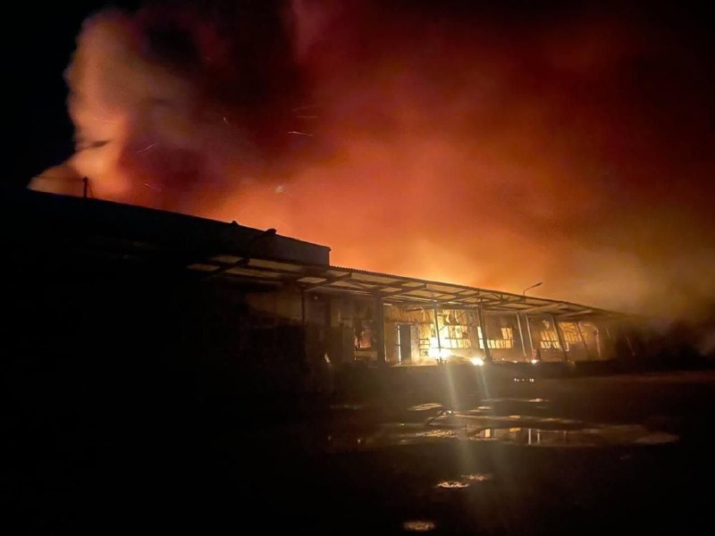 Беспилотники атаковали склад снэков в Павлограде