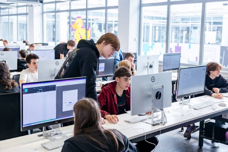 В Москве запустили программу по работе с ИИ для школьников на базе «Школы 21» от Сбера