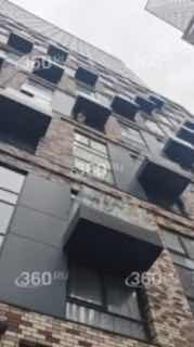 Женщина выбросила собаку с 7-го этажа в Москве: животное погибло