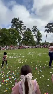 Ребенка едва не засыпало пасхальными яйцами в США