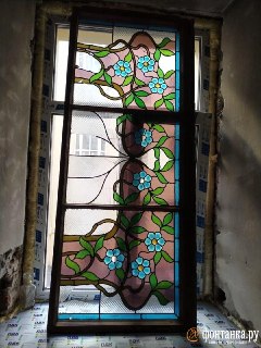 Градозащитники выкупили исторический витраж начала XX века в Петербурге