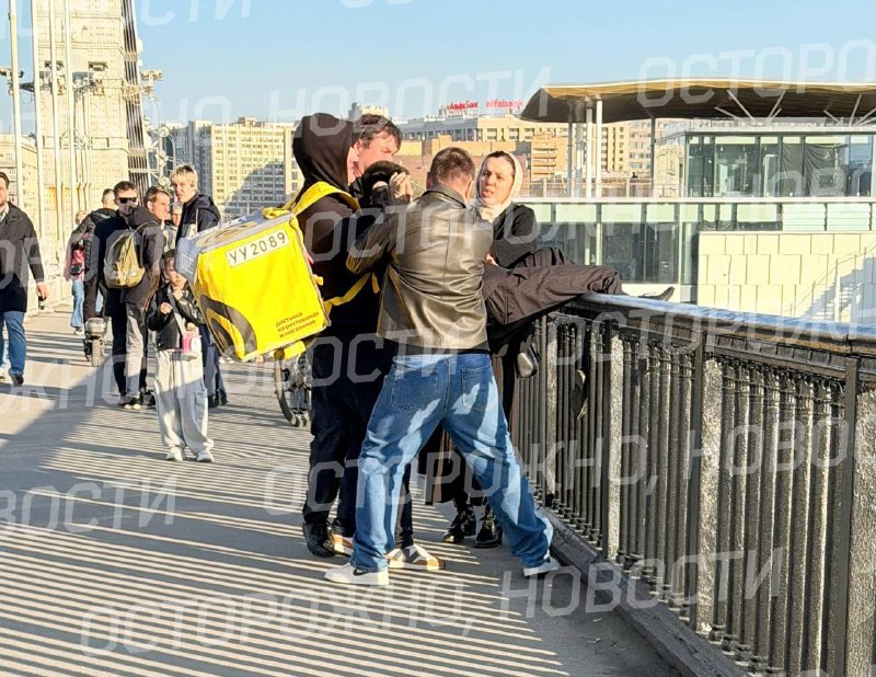 Курьер спас парня, пытавшегося прыгнуть с Крымского моста