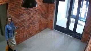 Жильцы ЖК в Калужской области падают из-за разбитой двери: мем про Трампа и Иран