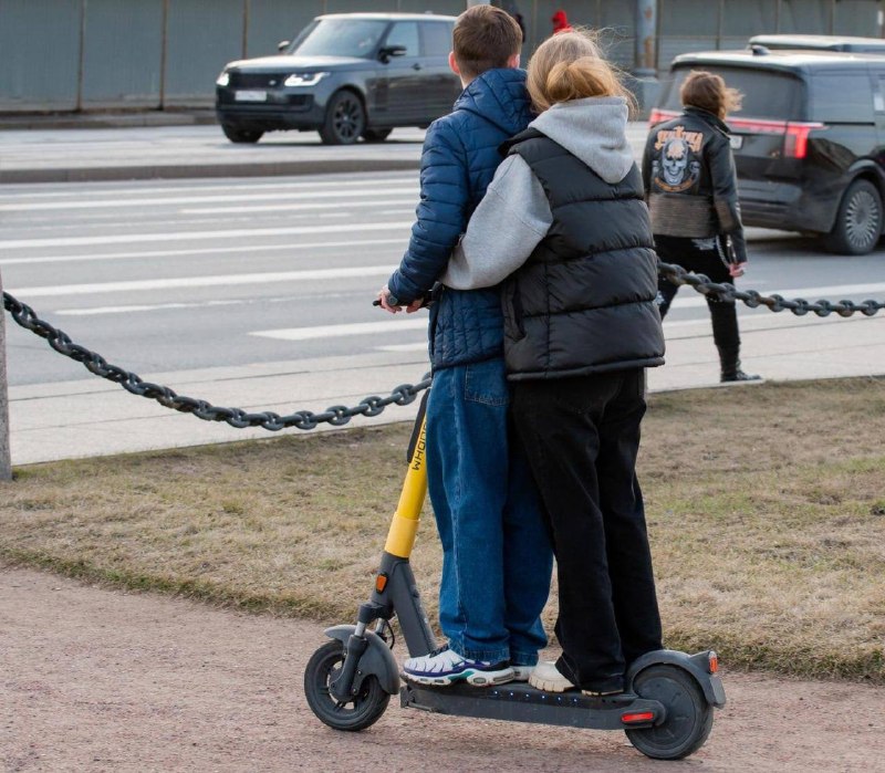 В Петербурге могут запретить детям до 16 лет ездить на электросамокатах
