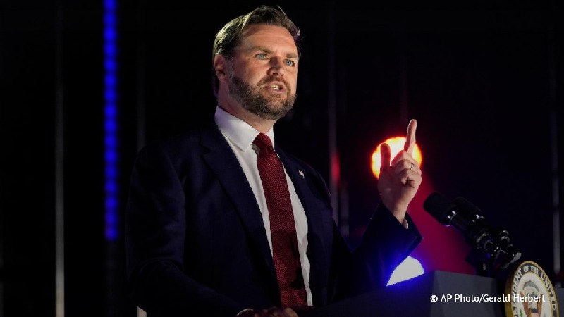 Вэнс назвал возмутительными угрозы Зеленского в адрес Орбана