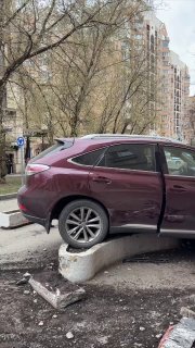 Нетипичная авария на Большой Грузинской: Lexus врезался в дом, женщина госпитализирована