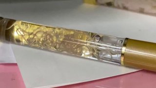 Ручка с живым червем: странный мерч из Японии