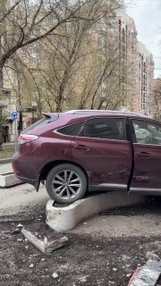 Москвичка на «Лексусе» влетела в дом после ДТП на парковке