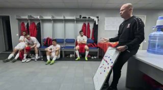 Эмоциональный тренер «Победы» после первого тайма: «Главное – победа и голы»