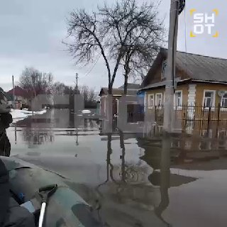 Жителей Центральной России эвакуируют из-за сильного паводка: дороги смыло, дома подтопило