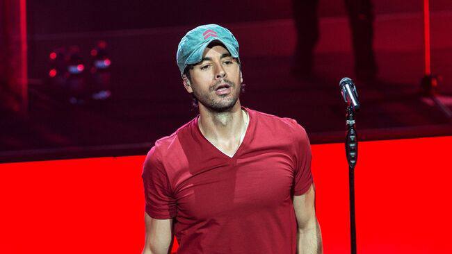 В Казахстане могут запретить Иглесиасу целовать девушек на концертах