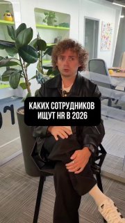 Тридцатилетнее существо с футбольными полями на голове