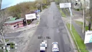 Прилёт российского FPV-дрона по автомобилю украинской полиции в Херсоне