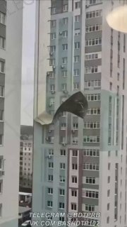 Ветер сорвал обшивку с многоэтажки в Уфе