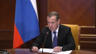 Медведев: на Украине действуют биолаборатории НАТО, производящие биологическое оружие