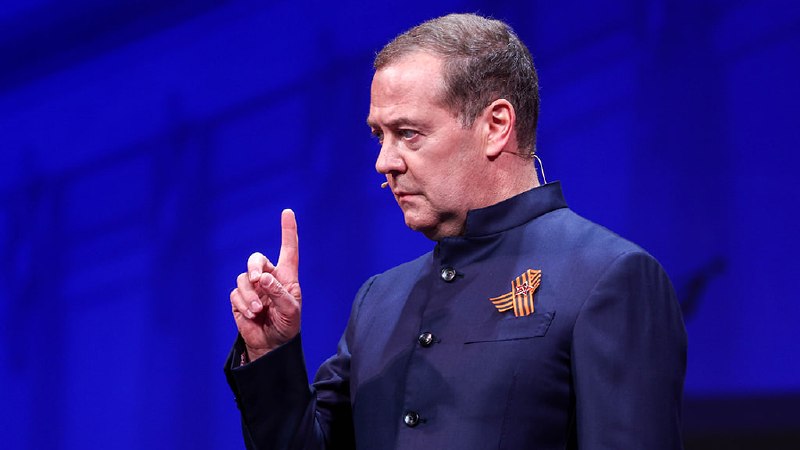 Медведев стал главным редактором школьных учебников по обществознанию