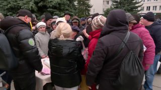 Давка из-за бесплатной еды в центре Ровно