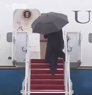 Над Трампом смеются из-за зонтика