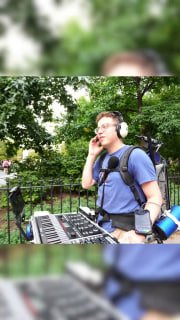 Тиктокер создает биты на улицах Нью-Йорка и вовлекает прохожих в рэп