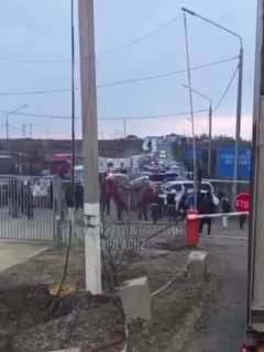 Мигранты устроили драку на границе России и Казахстана