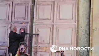Двери храма Гроба Господня открыли для верующих перед схождением Благодатного огня