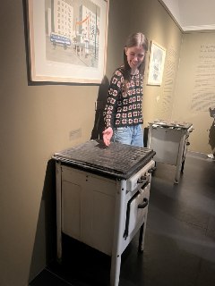 Желаю каждому, чтобы на вас смотрели так, как куратор KGallery смотрит на плиту из дома Бродского