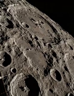 NASA показала «сырую» и настоящую Луну с низкой орбиты