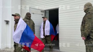 Первые кадры с возвращенными из плена российскими военными