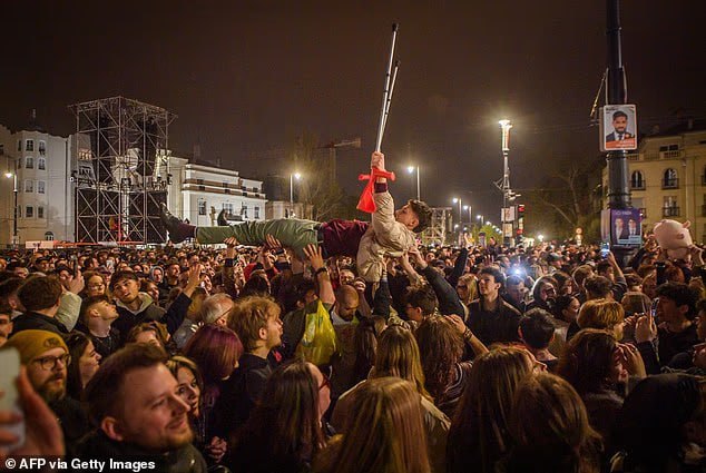 Массовый митинг в Будапеште против Орбана: 100 тысяч человек против суверенной политики