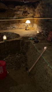 Мужик копает подвал с голубями в рилсах