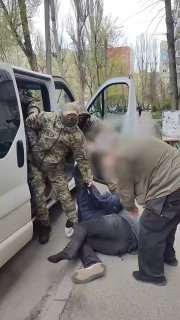 Мобилизация в Днепропетровске: патруль ТЦК увозит призывника