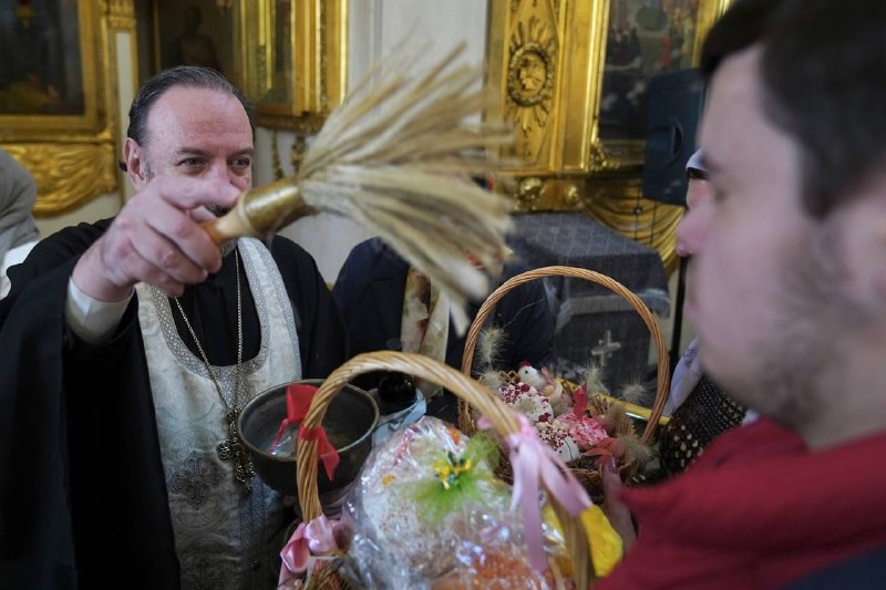 Пасха в Петербурге: верующие освящают куличи, музеи-памятники работают бесплатно