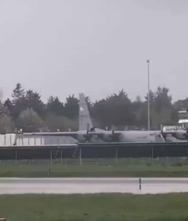 Атака топором на военный самолет в аэропорту Ирландии