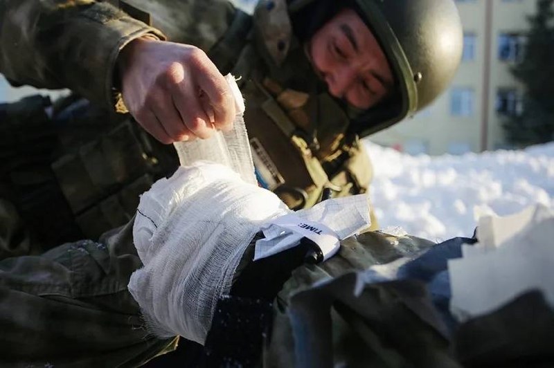 Почему солдаты умирают от ранений, которые можно было вылечить: разбор причин и важность взаимопомощи