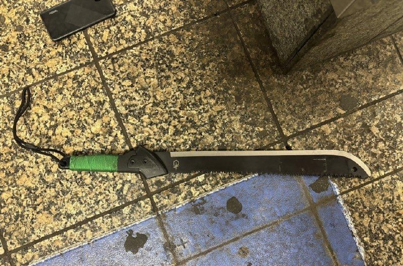 В метро Нью-Йорка застрелили мужчину с мачете