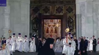 Крестный ход начался у Храма Христа Спасителя в Москве: Патриарх принял Благодатный огонь