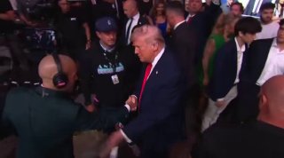 Трамп посетил UFC на фоне провала переговоров США и Ирана