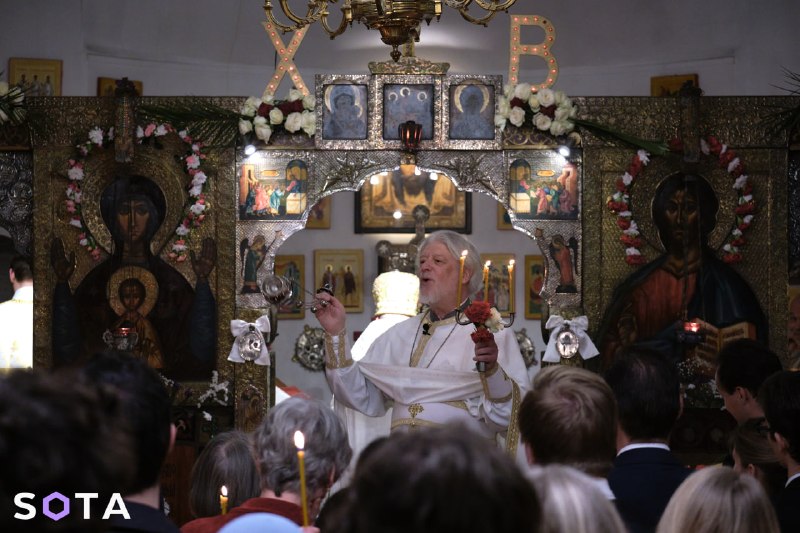 Пасхальное богослужение в Париже: прихожане стояли на улице