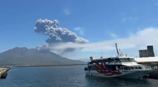 Разбудив Сакурадзиму: легендарный японский вулкан выдохнул гигантский столб пепла