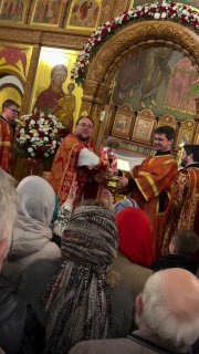 Священник в Люберцах окропил прихожан святой водой из большого кубка