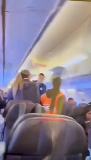 Футболиста арестовали за шутку о бомбе на борту самолета