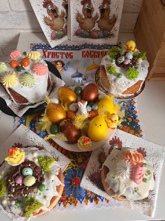 Поздравляем с Пасхой: подборка кадров с праздничных застолий