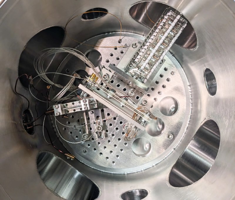 Физики создали ловушку для антиматерии, объединяющую разные типы частиц