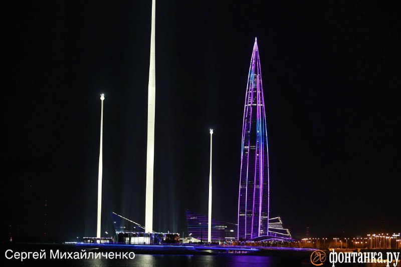 Лахта Центр подсветил небо в честь Дня космонавтики