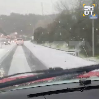 Снег и лед в Сочи: жители боятся выезжать на дороги на летней резине