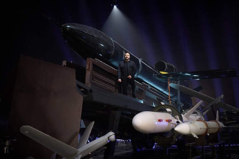 Зеленский в стиле Кубрика: сатира на военную зависимость Украины