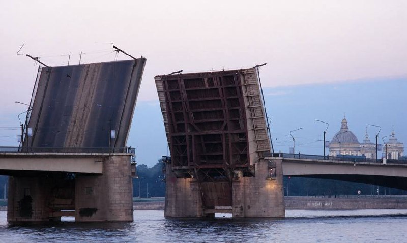 На мосту Александра Невского в Петербурге заменят асфальт и пути почти за миллиард рублей